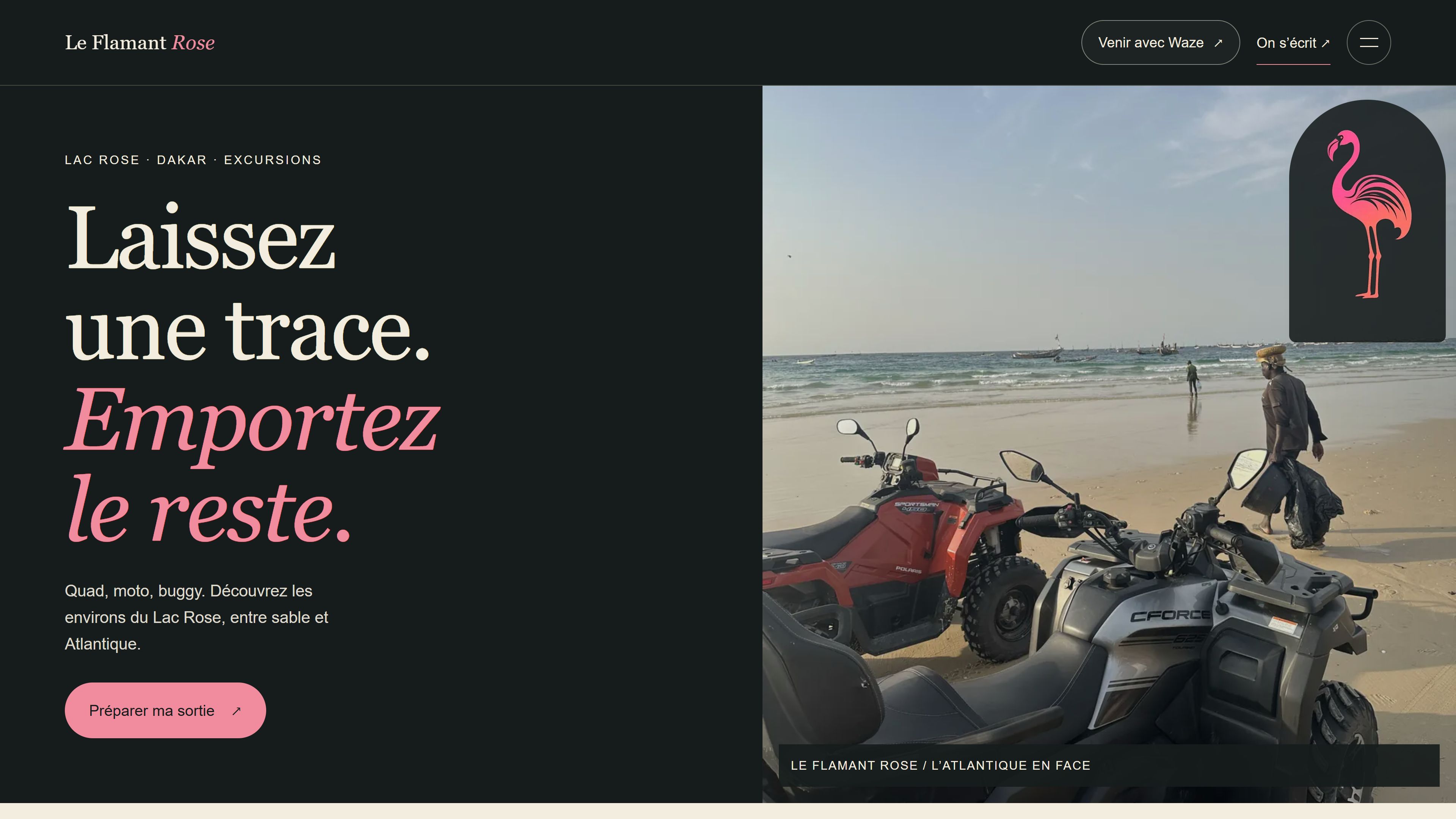 Accueil du Flamant Rose Dakar, typographie rose sur fond sombre et quads face à l’Atlantique.